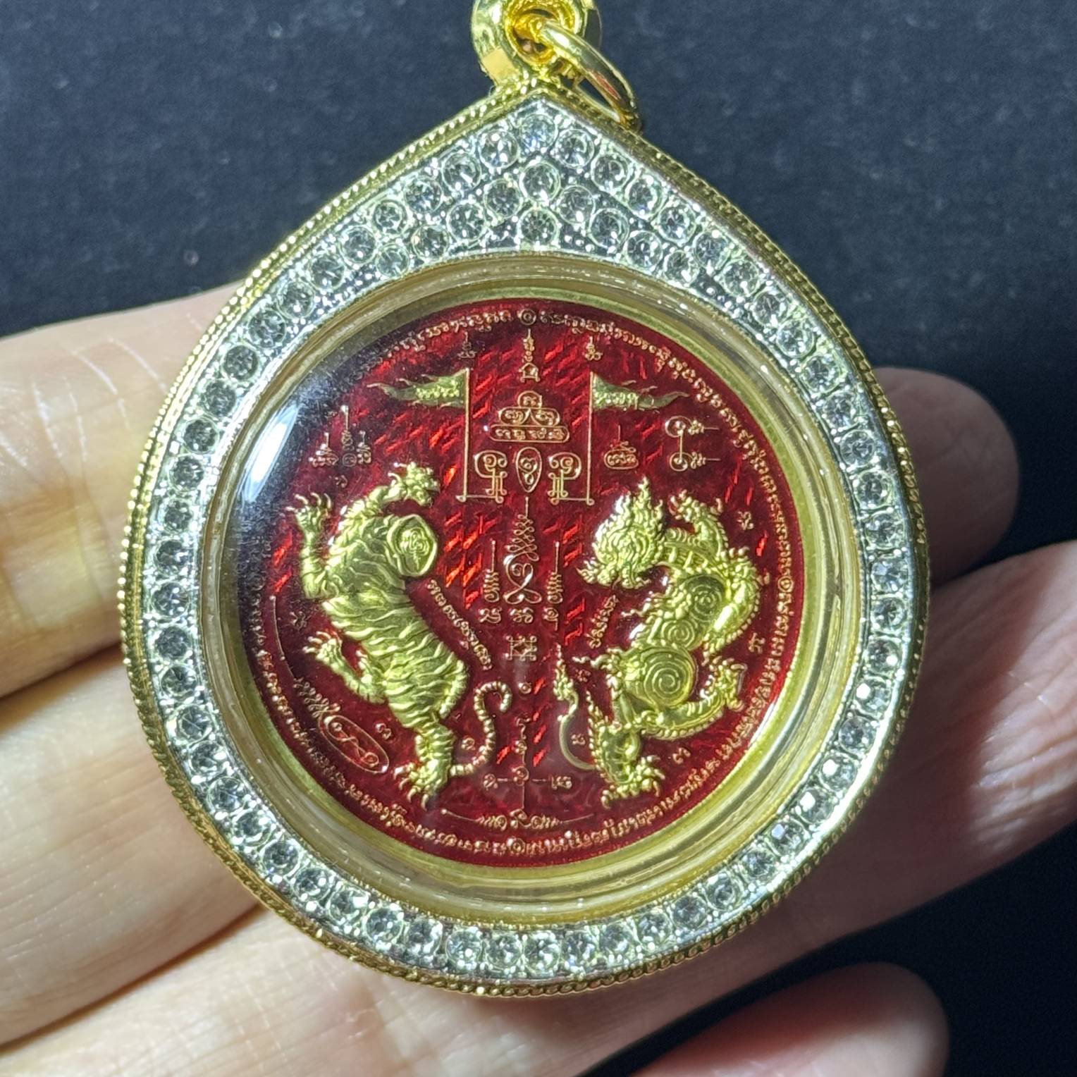 龙婆威集 Luang Pu Wichit · 双虎圣虎币·เสาร์ 5 加持版·烧珐琅黄铜（佛历2567年卡奥南诺寺亲主开光｜五场法会加持·意大利金+水钻镶边·仅此一件） 8
