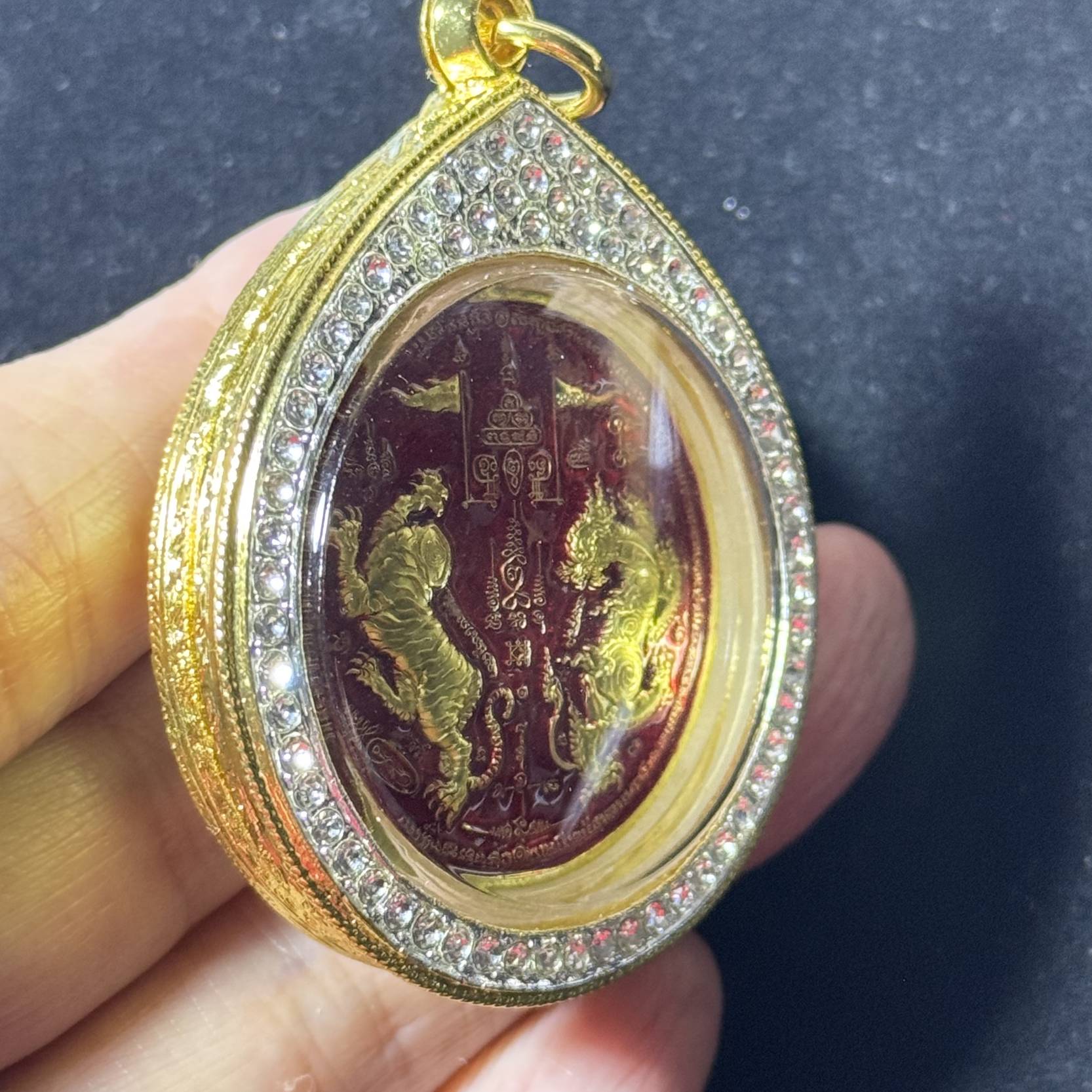龙婆威集 Luang Pu Wichit · 双虎圣虎币·เสาร์ 5 加持版·烧珐琅黄铜（佛历2567年卡奥南诺寺亲主开光｜五场法会加持·意大利金+水钻镶边·仅此一件） 7