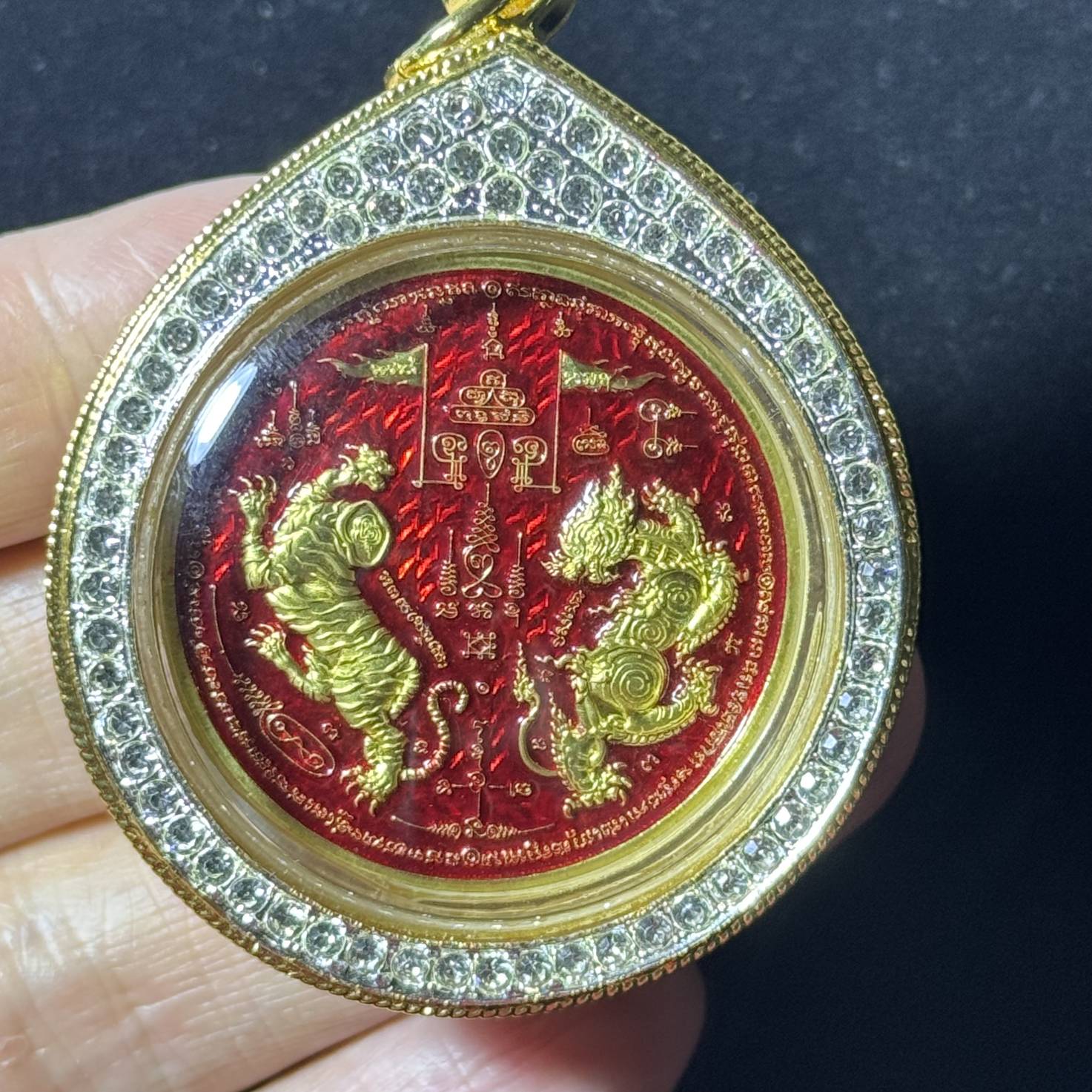 龙婆威集 Luang Pu Wichit · 双虎圣虎币·เสาร์ 5 加持版·烧珐琅黄铜（佛历2567年卡奥南诺寺亲主开光｜五场法会加持·意大利金+水钻镶边·仅此一件） 4