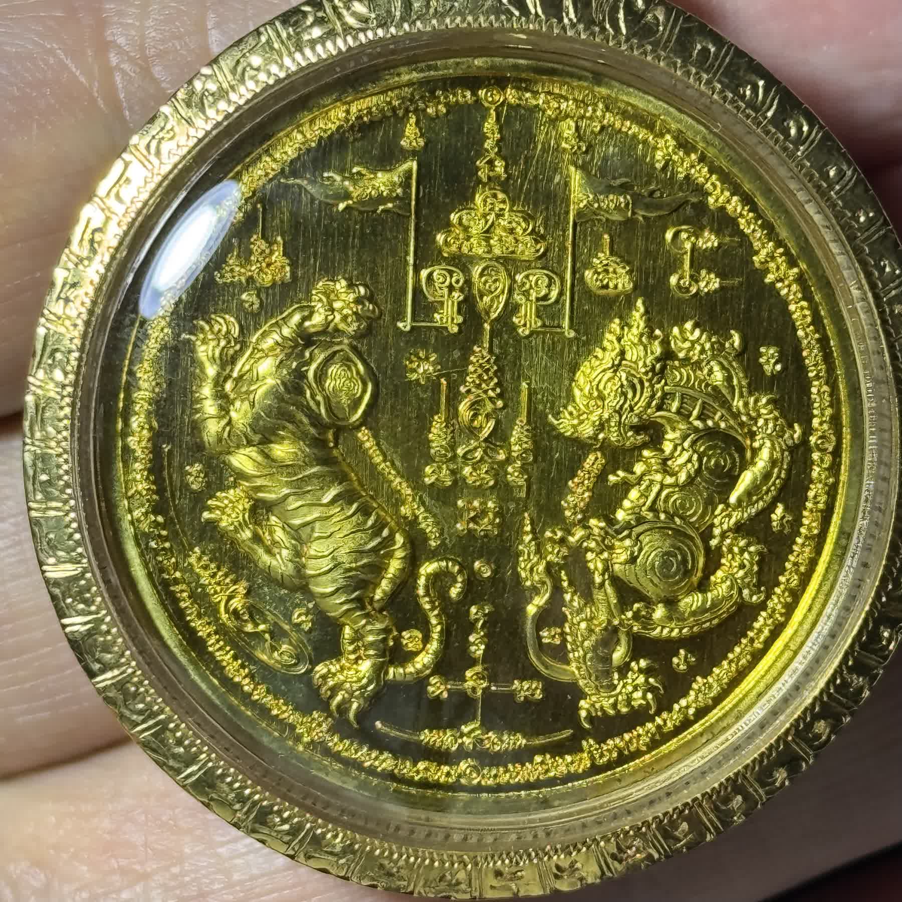 龙婆威集 Luang Pu Wichit · 双虎圣虎币·เสาร์ 5 加持版·烧珐琅黄铜（佛历2567年卡奥南诺寺亲主开光｜五场法会加持·意大利金+水钻镶边·仅此一件） 4