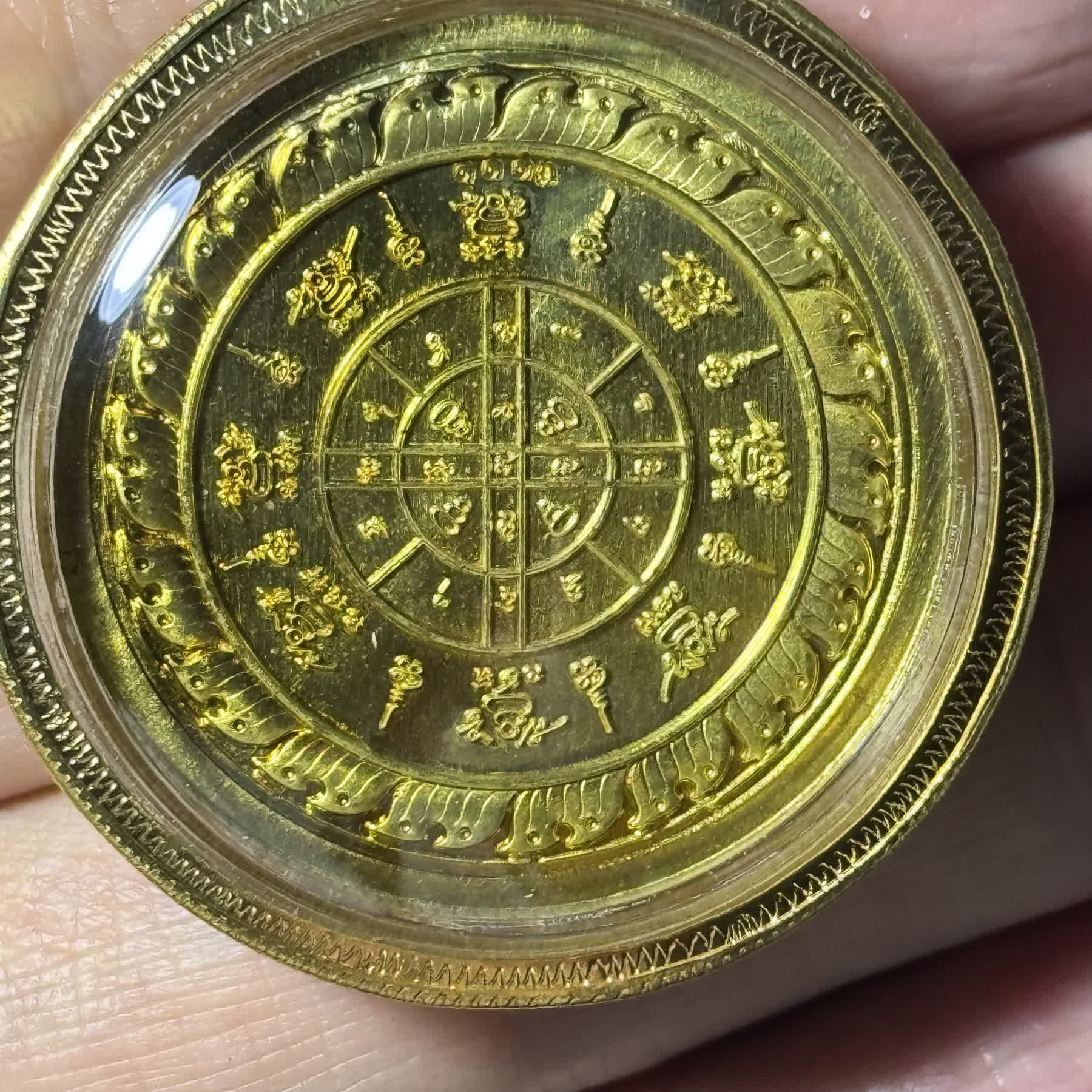 龙婆威集 Luang Pu Wichit · 双虎圣虎币·เสาร์ 5 加持版·烧珐琅黄铜（佛历2567年卡奥南诺寺亲主开光｜五场法会加持·意大利金+水钻镶边·仅此一件） 5